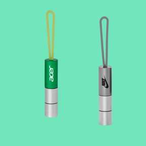 Chaveiro de alumínio com 1 led e 1 porta comprimidos