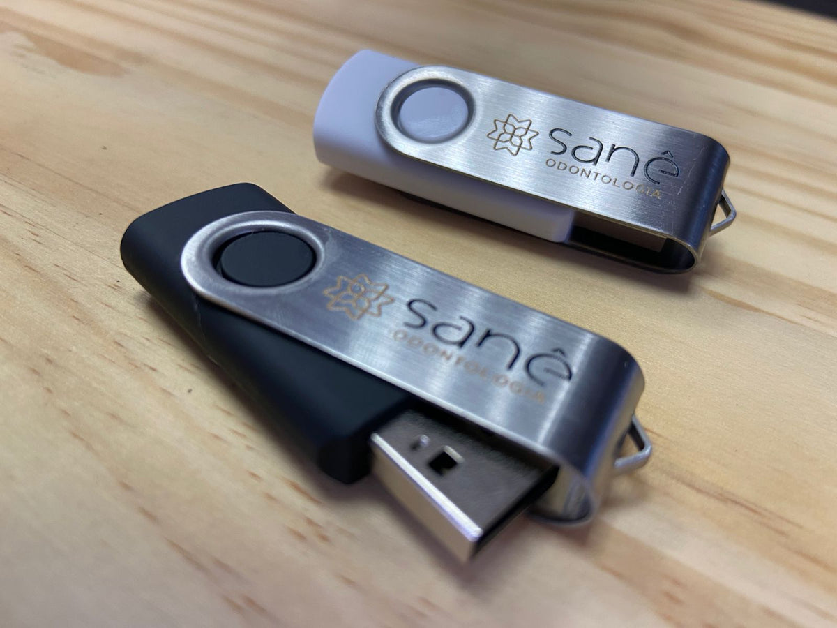 Pendrive tradicional plástico com chapa giratória de metal