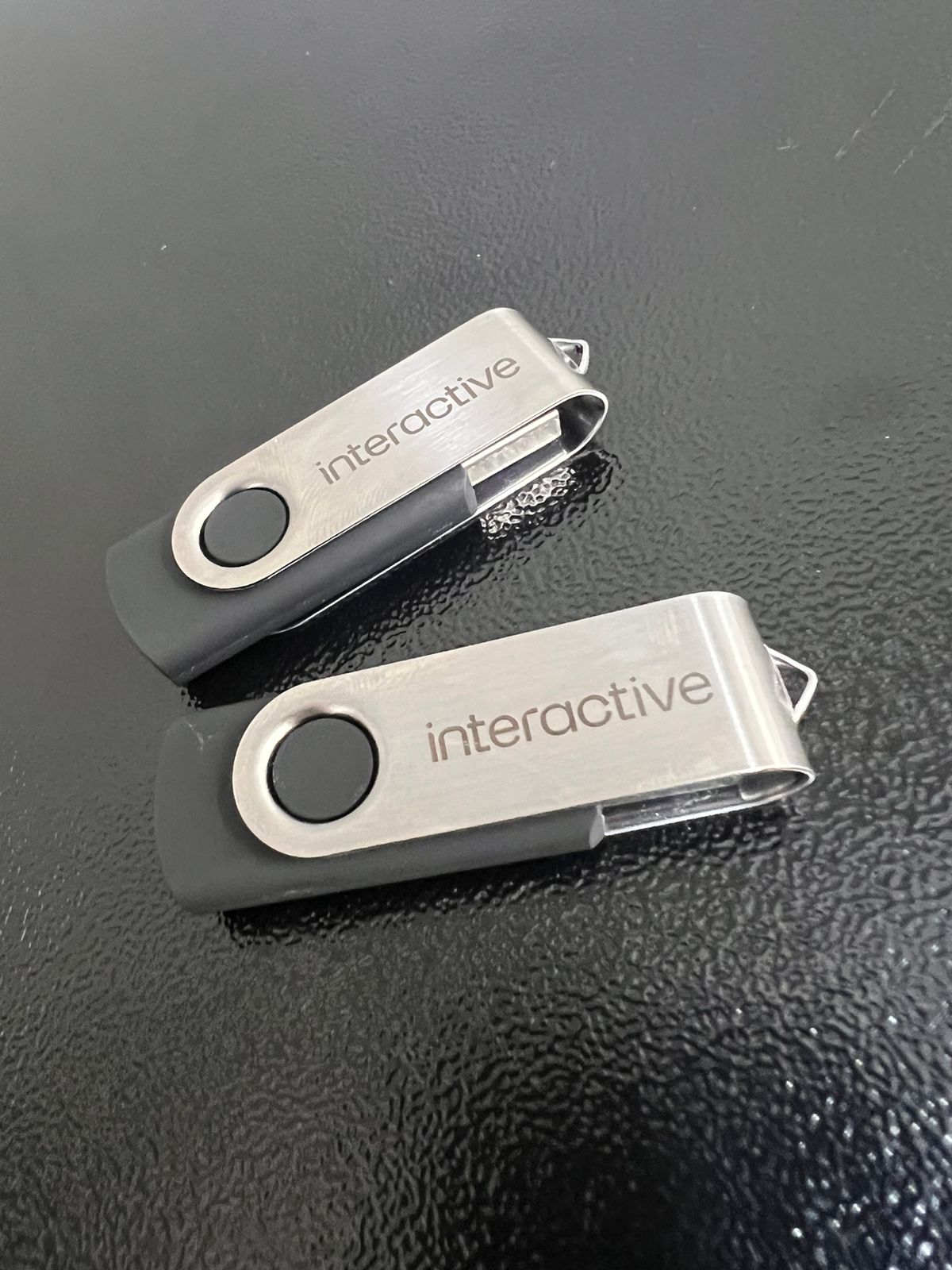 Pendrive tradicional plástico com chapa giratória de metal