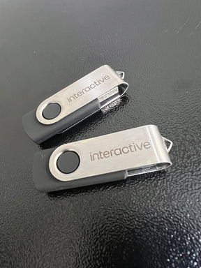 Pendrive tradicional plástico com chapa giratória de metal