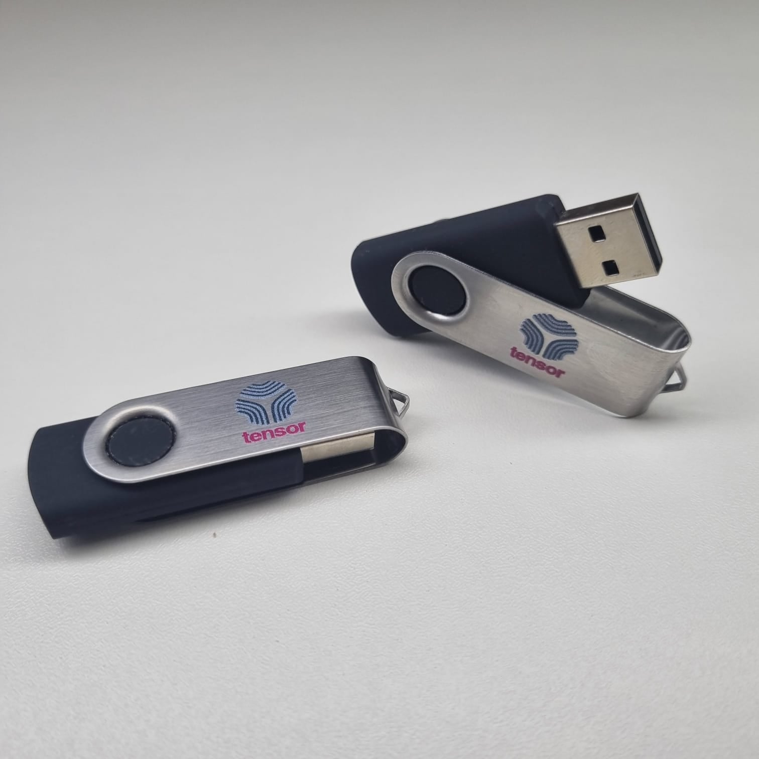 Pendrive tradicional plástico com chapa giratória de metal