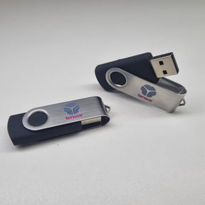 Pendrive tradicional plástico com chapa giratória de metal