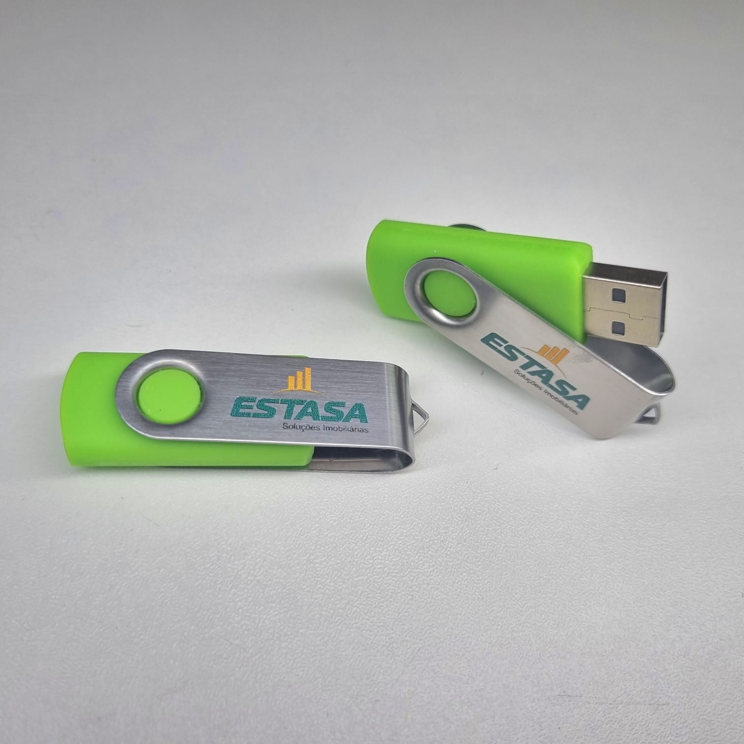 Pendrive tradicional plástico com chapa giratória de metal