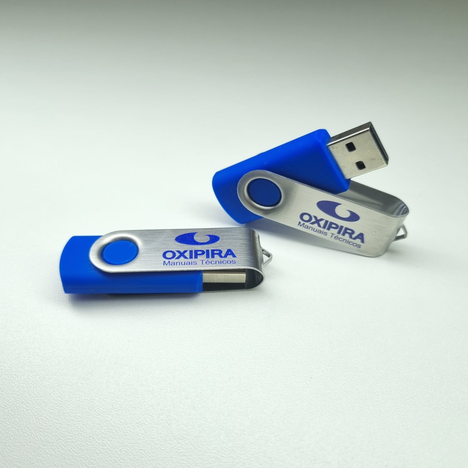 Pendrive tradicional plástico com chapa giratória de metal