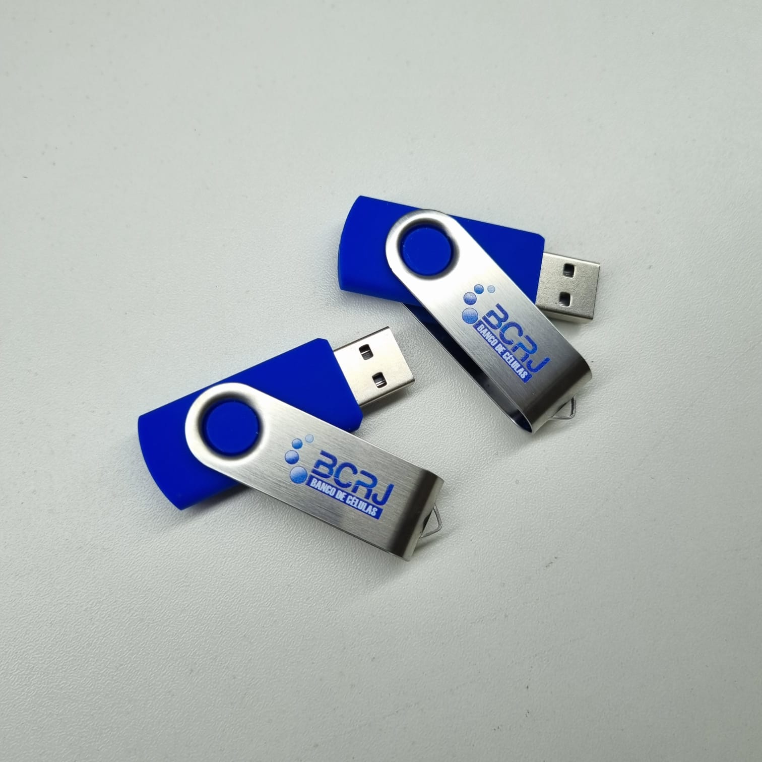 Pendrive tradicional plástico com chapa giratória de metal