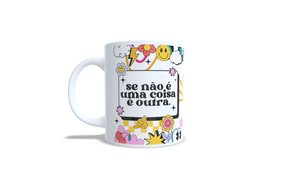 Caneca Divertida Se Não É Uma Coisa É Outra - Brinde Descontraído